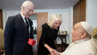 El Papa Francisco recibe a los reyes Carlos III y Camila en una visita privada durante su convalecencia