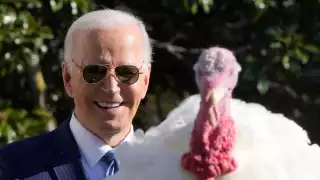 Biden indulta a Peach y Blossom, los pavos que marcan el inicio del festejo del Día de Acción de Gracias