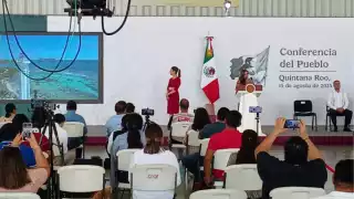 Frente Nacional Mujeres se manifiesta durante la mañanera de Claudia Sheinbaum