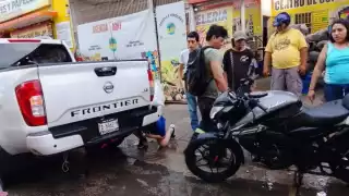 Imprudencia de taxista genera accidente en Chetumal, dejando un motociclista lesionado