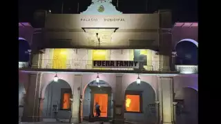 Violencia en Apatzingán: cierran el Palacio Municipal tras incendio provocado durante protestas por asesinato de alcalde