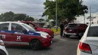 Choque matutino en Campeche provoca caos vial en Avenida Ejército Mexicano
