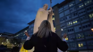 Papa Francisco muestra mejoría tras 25 días en el hospital