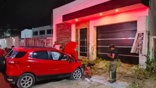 Conductor ebrio choca contra vivienda en Playa Norte; es detenido por la Policía Municipal