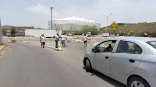 Vecinos cierran la avenida Circuito Colonias de Mérida tras más de 48 horas sin luz
