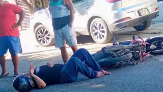 Motociclista sufre lesión de pierna y brazo al enredarse con un cable suelto en la calle; señala que las autoridades se deslindaron de las responsabilidades