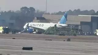 Emergencia en aeropuerto de Houston por avión de United Airlines al que se le incendio un motor