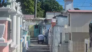Flores, veladoras y pintura: así alistan el camposanto champotonero para recibir a las ánimas este Día de Muertos