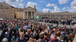 Multitud histórica en Roma: Más de 150 mil personas despiden al Papa Francisco antes de su funeral