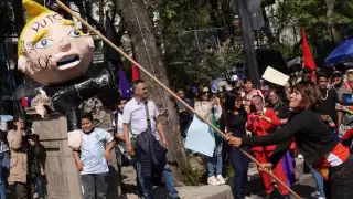 Activistas protestan frente a embajada de EU en la CDMX por políticas antimigrantes de Trump