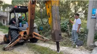 Alcalde de Morelos derriba poste de luz con retroexcavadora durante arranque de obra en Emiliano Zapata