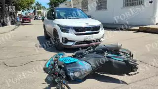 Accidente entre camioneta y moto causa congestionamiento en Isla de Tris, Ciudad del Carmen