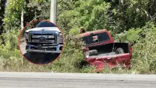 Fuerte encontronazo entre camionetas en la Carmen-Puerto Real; una termina fuera de la vía