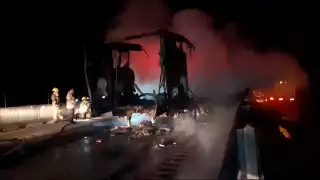 Tráiler se calcina en la carretera Mérida-Campeche tras provocar múltiple accidente