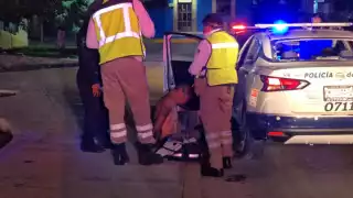 Hombre drogado  daña patrulla y amenaza con machete a policías de Campeche