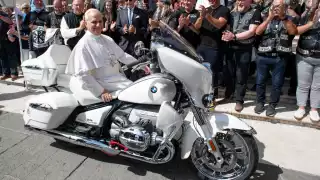 Papa León XIV bendice moto BMW que será subastada para ayudar a niños en Madagascar