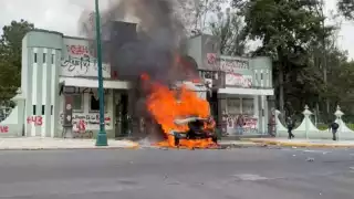 Protesta por Ayotzinapa escala en Campo Militar 1: derriban reja y queman camión
