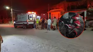Dos jovencitas resultaron lesionadas en Escárcega al impactar su motocicleta contra banqueta