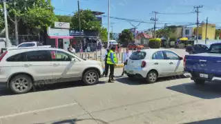 Joven de autolavado choca camioneta de cliente en Ciudad del Carmen; no hubo lesionados