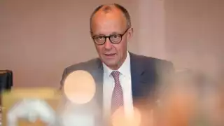 Merz aterriza en Washington: negociará con Trump aranceles del 50 % y apoyo a Ucrania en su primera reunión cara a cara