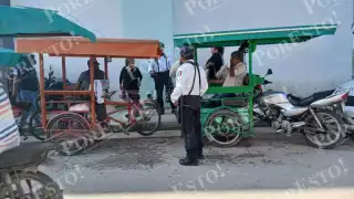 Pleito entre pasajero de taxi y conductor provoca caos vial frente al mercado de Escárcega