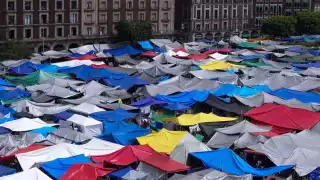 CNTE revira y se queda en el Zócalo: plantón sigue, hoy negocian con Segob a las 10 horas 