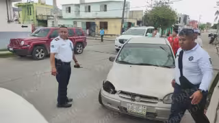 Camioneta se pasa el alto y provoca accidente en Carmen