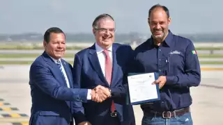 Marcelo Ebrard encabeza certificación de la aeronave mexicana Halcón II en el AIFA 