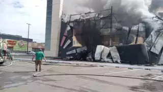 Incendio consume casino y plaza comercial en Culiacán obligando a una evacuación masiva