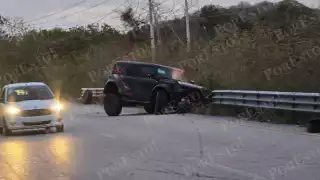 Fuerte choque en curva peligrosa de la Campeche–Champotón; conductor se estrella contra muro
