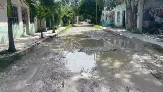 “Aquí no llega la rehabilitación”: Vecinos exigen reparación de calle Hernán Cortez en Champotón