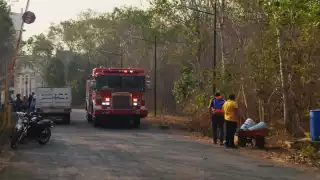 Incendios rebasan a los bomberos en José María Morelos