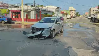 Motociclista lesionado tras fuerte choque en la colonia Morelos de Ciudad del Carmen