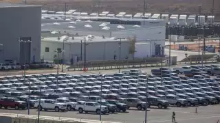 EE.UU. evalúa retrasar aranceles a sector automotriz por un mes