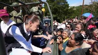 Sheinbaum recorre zona afectada por lluvias en Querétaro e insiste que “hay presupuesto suficiente para apoyar a todas las familias”