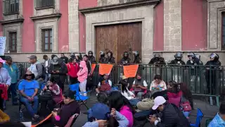 CNTE mantiene plantón en el Zócalo: sin avances en negociaciones con Sheinbaum y tensión por agresiones a youtubers