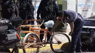 Camioneta de la CFE choca contra triciclo en Campeche; conductor paga los daños
