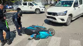 Motociclista sufre posible daño craneal tras choque en puerto pesquero de Ciudad del Carmen