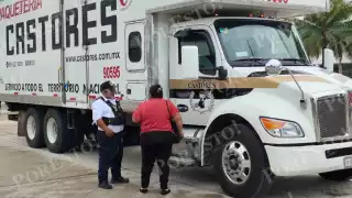 Camión de paquetería ignora alto y desata persecución en Ciudad del Carmen; chofer termina detenido