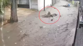 México mágico: Indigente navega en un sillón en medio de las inundaciones en Campeche