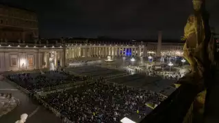 Vaticano informa que el Papa Francisco muestra leve mejoría en su estado de salud, pero sigue con oxígeno y bajo vigilancia médica