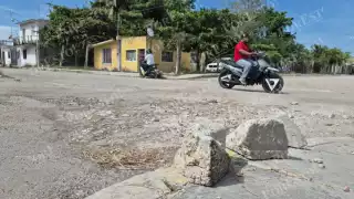 Conductores exigen bacheo urgente en cruce de El Cardenal, Champotón