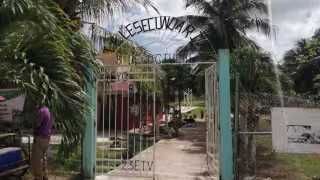 Estudiantes y maestros de Luis Echeverría Álvarez padecen el mal estado de la secundaria por abandono de las autoridades