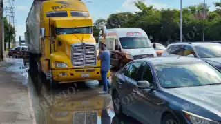 Choque entre tractocamión y auto bloquea avenida Isla de Tris en Ciudad del Carmen