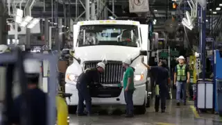 Presidenta Sheinbaum no descarta llamada con Donald Trump para frenar aranceles del 25% a camiones pesados