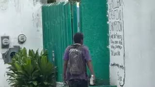 Hombre en situación de calle arriesga su vida al intentar robar cables en Champotón