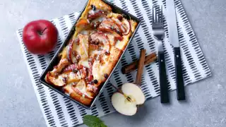 Descubre cómo hacer un exquisito budín de manzana en casa 