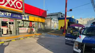 Hombre en situación de calle muere afuera de un Oxxo en la colonia Electricistas, en Ciudad del Carmen