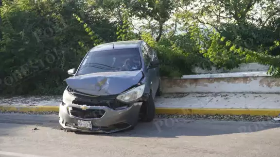 Un accidente ocurrió sobre la carretera escénica de Campeche, frente a la estación de radio.
