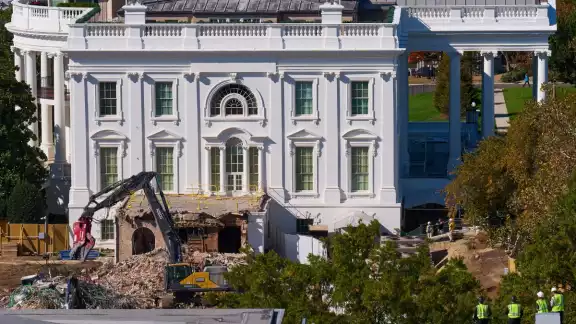 La construcción comenzó esta semana, con maquinaria pesada demoliendo parte del ala este de la Casa Presidencial La construcción comenzó esta semana, con maquinaria pesada demoliendo parte del ala este de la Casa Presidencial